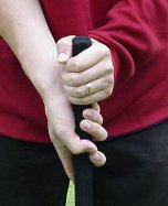 Стандартный захват. Как держать молоток при игре в крокет. Фото: www.oxfordcroquet.com